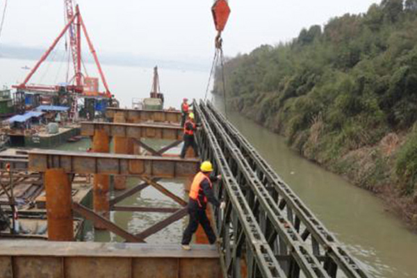钢栈桥，白城市水上桥梁施工的辅助设施！